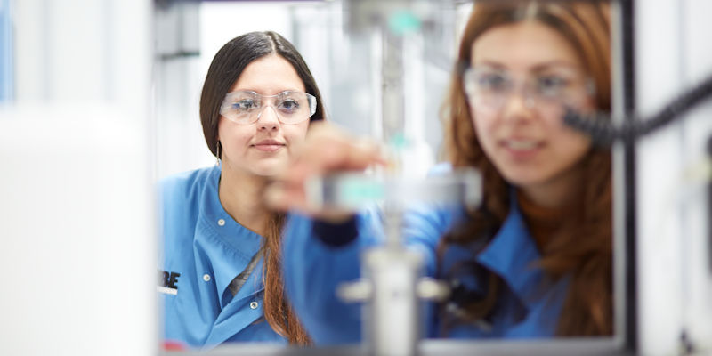Undergraduate Mechanical Engineering students using equipment in Medical Engineering lab