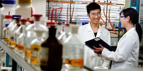 Students in chemistr ylab