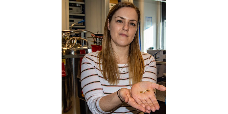 Dr aniela dunn with the laser and mounting in her hand