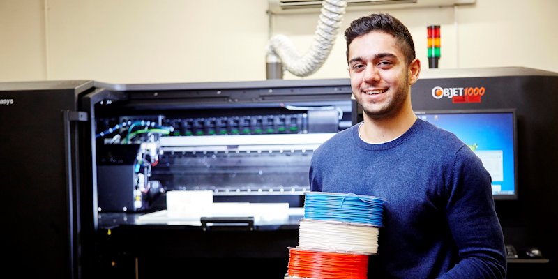 Undergraduate Mechanical Engineering student with 3D printer