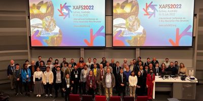 Members of the School of Chemical and Process Engineering at the the 18th International Conference on X-Ray Absorption Fine Structure (XAFS 2022) in Sydney, Australia. Members of the school stood at the front of a conference hall.