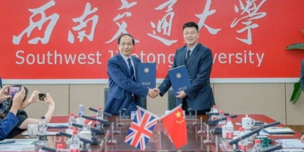 Professor Hai-Sui Yu shaking hands with SWJTU President Xuedong Yan