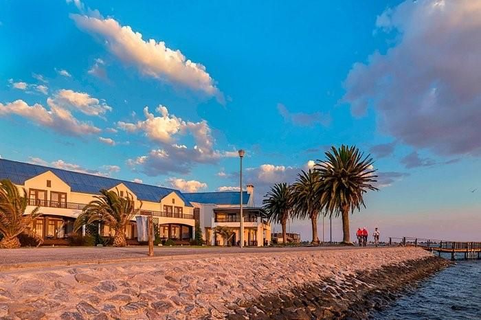 Photo overlooking a hotel on the beach