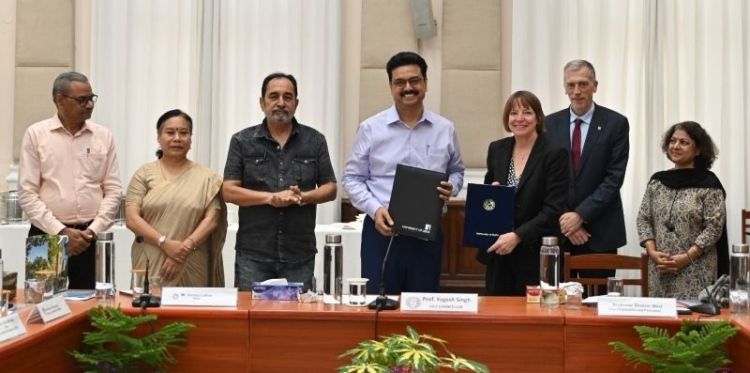 Professor Shearer West, Vice-Chancellor and President, University of Leeds and Professor Yogesh Singh, Vice-Chancellor, University of Delhi, sign a memorandum of understanding.