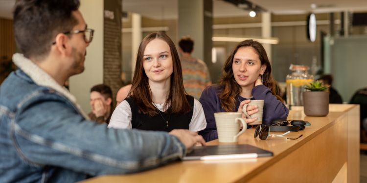 Students in the Bragg building cafe