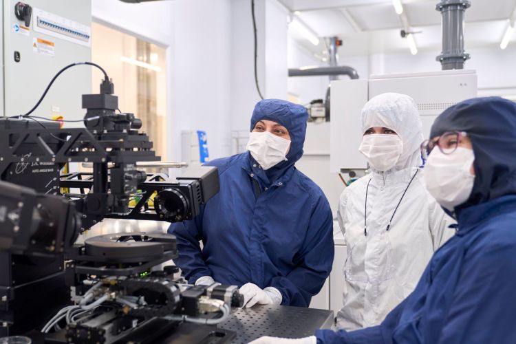 Cleanroom users with the Woollam M2000XI Broadband Spectroscopic Ellipsometer in the Leeds Nanotechnology Cleanroom.