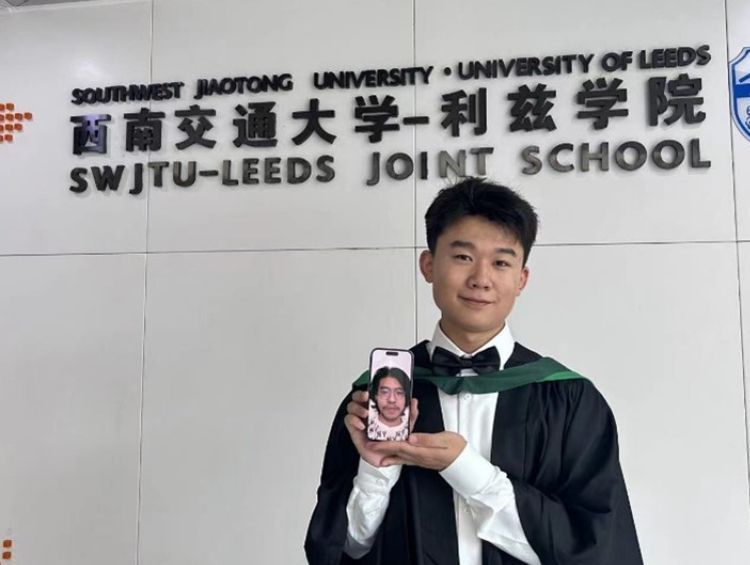 Zongyan Ouyang on the mobile screen of his fellow course mate at the joint school in China