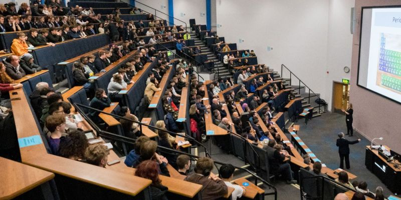 Dame Jocelyn Bell Burnell delivering the 2024 Bolton Lecture in front of hundreds of people in a lecture theatre