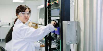 Undergraduate chemical engineering student working in the nuclear lab