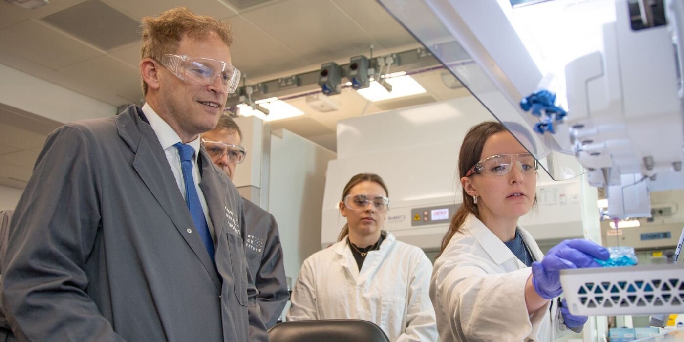 Grant Shapps, the Business Secretary, touring a lab at the Henry Royce Institute looking at equipment with two lab assistants.