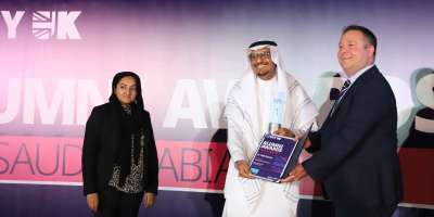 picture of dr wail mousa receiving his award